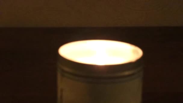 Μικρό Κερί Καίει Ένα Σκοτεινό Δωμάτιο Κοντά — Αρχείο Βίντεο