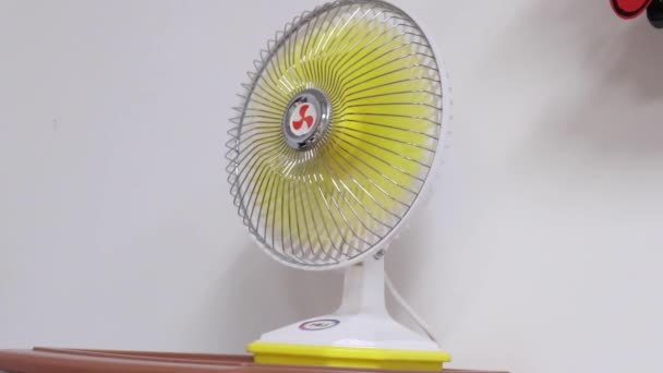 Маленький Міні Жовтий Стоячий Вентилятор Увімкнений Середній — стокове відео