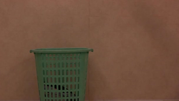 把脏衣服扔进绿色的洗衣篮 满地都是 — 图库视频影像