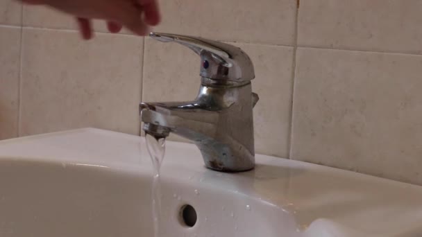 关掉浴室洗涤槽的水龙头水 — 图库视频影像
