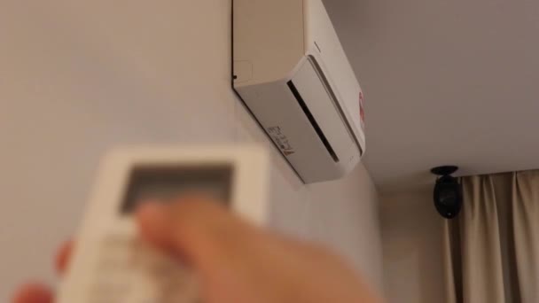 リビングルームの空調をオンにする ミディアム — ストック動画