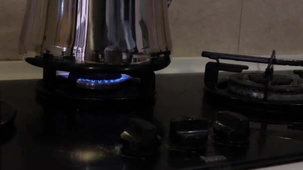 Ligar Fogão Gás Com Chaleira Nele Médio — Vídeo de Stock