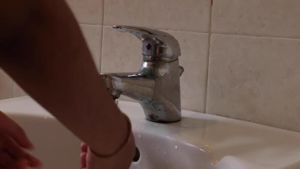 Ligar Torneira Pia Lavar Mãos Sem Sabão Close — Vídeo de Stock