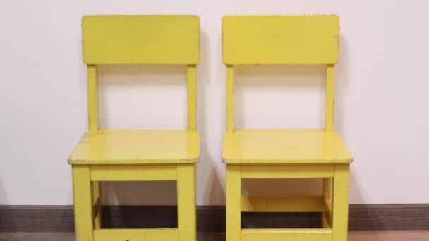 Δύο Κίτρινες Καρέκλες Μία Δίπλα Στην Άλλη Μεσαία — Αρχείο Βίντεο