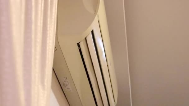リビングルームでのホワイトエアコンのオン ミディアム — ストック動画