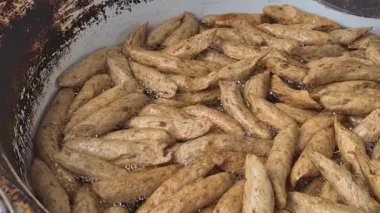 Hint atıştırmalıkları kızartılıyor - Dolly - soldan sağa