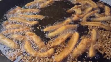 Kızartma Tavasında İki Somon Bifteği