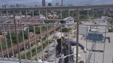 Mavi Takım Elbiseli Adam ve Balkon Boyama Bölgesi