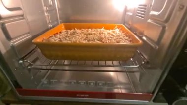 Kızartma Tavasında İki Somon Bifteği