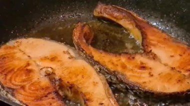 Tavada Kızarmış İki Somon Bifteği - Yakın plan