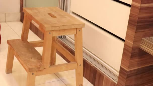 Dřevěná Stolička Pod Vysokou Skříní Střední — Stock video