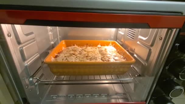 ミニオーブンで余分なチーズ調理ラザニア — ストック動画
