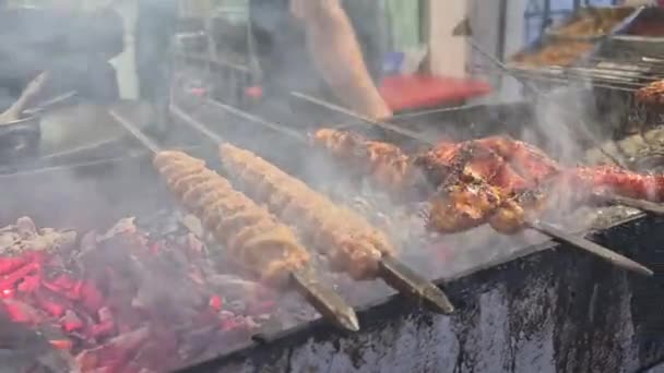 串焼きフィッシュケーキボールを沸かす マレーシア — ストック動画
