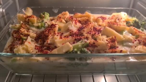 Top Uitzicht Lasagne Oven Met Veel Kaas — Stockvideo