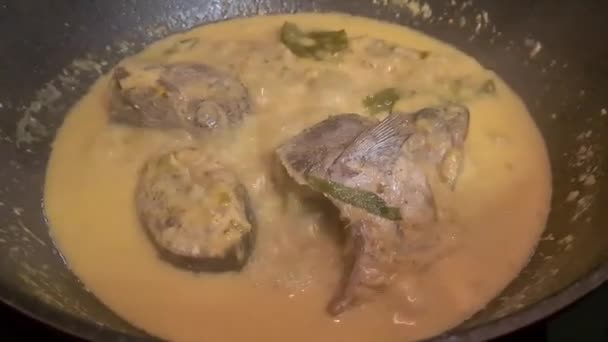 Hele Vis Dampende Curry Een Pan Close — Stockvideo