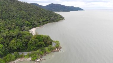 Yeşillik ve tropikal dağların yakınındaki güzel deniz manzarası
