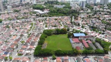 Gündüz vakti Penang şehrinde yeşil ve deniz manzaralı evler.