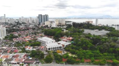 Penang şehrindeki işlek evlerin ve egzotik yeşilliklerin kuş bakışı manzarası