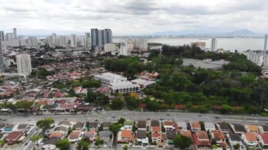 Penang şehrinde kuş bakışı evler ve egzotik yeşillikler. Geriye doğru hareket ediyorlar.