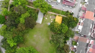Modern evlerin yakınındaki eğlence parkının kuş bakışı görüntüsü