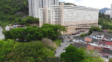 Malezya 'daki konut binalarının yakınlarındaki yeşilliklerin nefes kesici drone görüntüsü