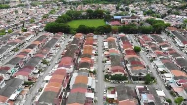 Penang 'daki evlerin ve modern dairelerin insansız hava aracı görüntüsü