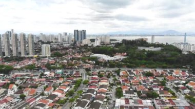 Aydınlık bir günde apartman ve yeşillik manzarası