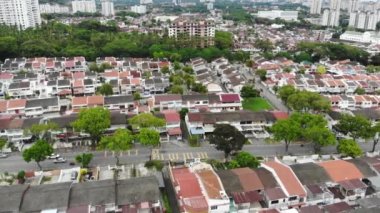 Penang 'da soldan sağa hareket eden renkli evler ve ağaçların insansız hava aracı görüntüsü