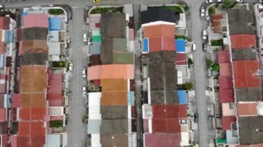 Renkli evlerin insansız hava aracı manzaralı çatısı geriye doğru hareket ediyor.