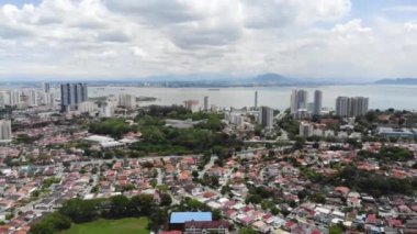 Penang şehrinde gündüz gözüyle yeşillik ve deniz manzaralı evler.