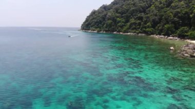 Cennetin kıyısındaki yeşil dağların havadan görünüşü