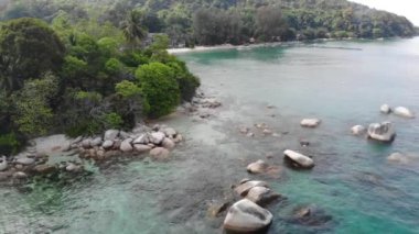 Malezya 'daki yeşil tropik kayalık adanın havadan görünüşü - geriye doğru hareket ediyor