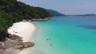 Tropikal dağlarla çevrili turkuaz deniz manzarası