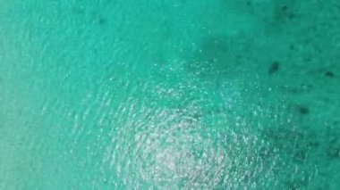 Gün boyunca ışıl ışıl parlayan ılık mavi deniz suyunun havadan görünüşü