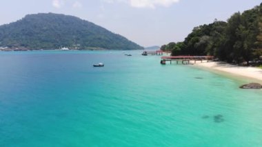Perhantian Adası 'ndaki limanların ve yeşilliklerin sanatsal hava görüntüsü