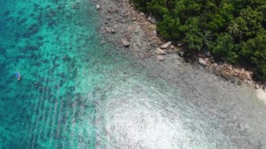 Kayalık deniz kıyısındaki açık mavi denizin kuş bakışı manzarası