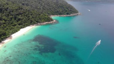 Perhentian Adası 'ndaki tropik dağların kuş bakışı görüntüsü