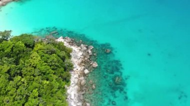 Açık bir günde, tropikal dağlık bir sahilin nefes kesici drone görüntüsü