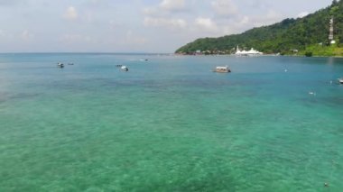 Malezya 'daki Perhentian Adası' ndaki tekne ve limanın insansız hava aracı görüntüsü - geriye doğru hareket ediyor
