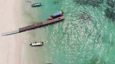 Perhentian adasının deniz kıyısındaki teknelerin insansız hava aracı görüntüsü