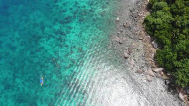 Perhentian Adası 'ndaki yeşil ve dağlık kıyı şeridinin insansız hava aracı görüntüsü