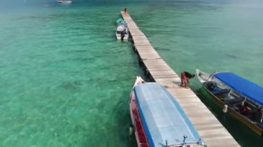 Malezya 'daki tropik bir adada insansız hava aracı görüntüsü ve boş tekneler