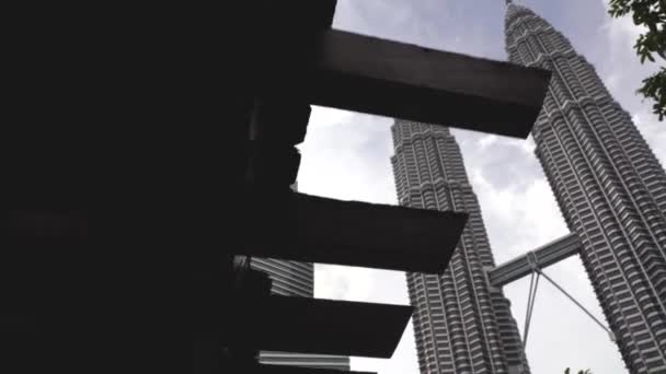 Klcc Twin Towers Hoge Gebouwen Maleisië Uitzicht Vanaf Grond — Stockvideo