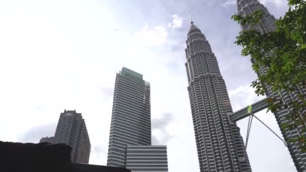 Moderne Hoge Gebouwen Groen Maleisië Uitzicht Vanaf Grond — Stockvideo