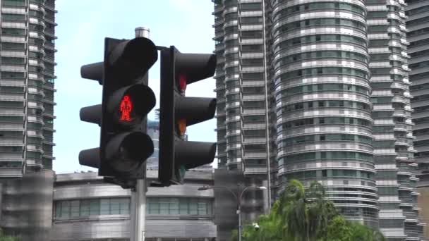 Kuala Lumpur Daki Modern Binaların Yakınındaki Trafik Işıklarında Kırmızı Işık — Stok video