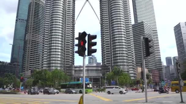 Torens Van Wolkenkrabber Petronas Kuala Lumpur Een Heldere Dag — Stockvideo