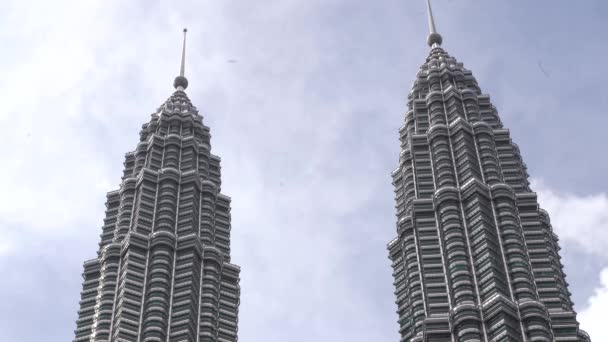 Вигляд Високих Веж Близнюків Klcc Малайзії Похмурий День — стокове відео