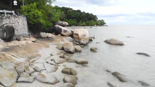 Дивовижний Вид Узбережжя Пляжними Скелями Зеленими Деревами Рухається Назад — стокове відео
