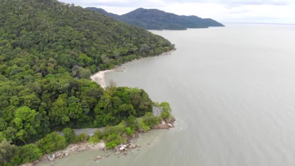 Живописный Вид Море Вблизи Зелени Тропических Гор — стоковое видео
