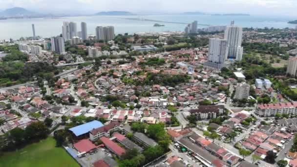 槟城五彩斑斓的房屋和大海的壮观的空中景观 — 图库视频影像